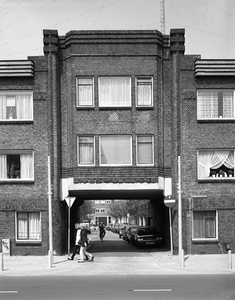 70102 Gezicht op het poortje naar de Semarangstraat te Utrecht, tussen de panden Kanaalstraat 141 en 143.